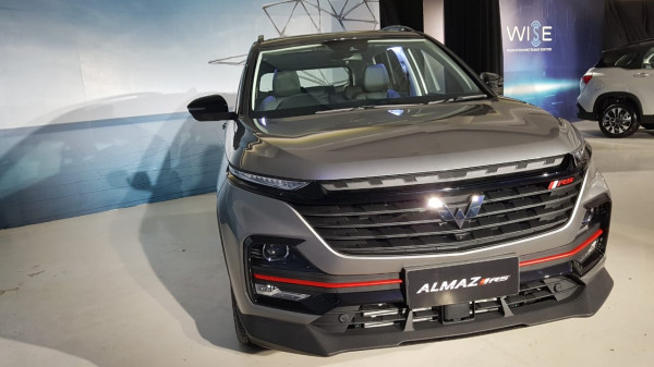 Bisa Ngerem dan Ngegas Sendiri, Wuling Hadirkan SUV Pintar Almaz RS