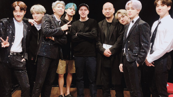 5 Momen V BTS Seolah Saltum, padahal Dia Memang Senang Tampil Beda