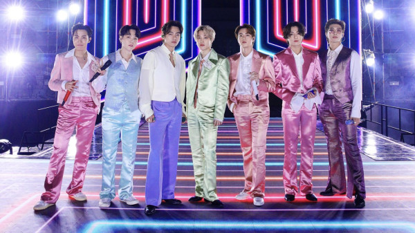 5 Momen V BTS Seolah Saltum, padahal Dia Memang Senang Tampil Beda