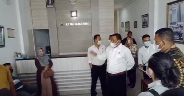 Tangis Histeris Nasabah Pecah saat Gerudug Kantor Koperasi di Semarang
