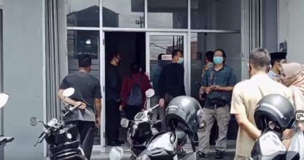 Tangis Histeris Nasabah Pecah saat Gerudug Kantor Koperasi di Semarang