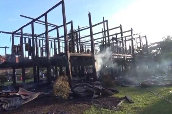 Bola Soba Rumah Adat di Bone Hangus Terbakar