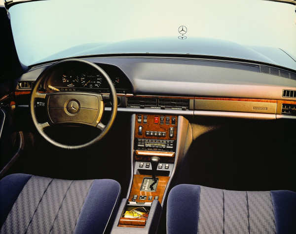 Mercedes-Benz S-Class, Mobil Pertama dengan Airbag yang Dirilis 40 Tahun Lalu