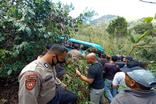 Minibus Angkut Ibu-ibu Pengajian Terjun ke Jurang, 2 Penumpang Meregang Nyawa