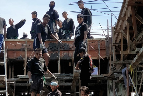 Ini Keseruan Saat Puluhan Pendekar PSHT Gotong Royong Bangun Masjid di Sidoarjo