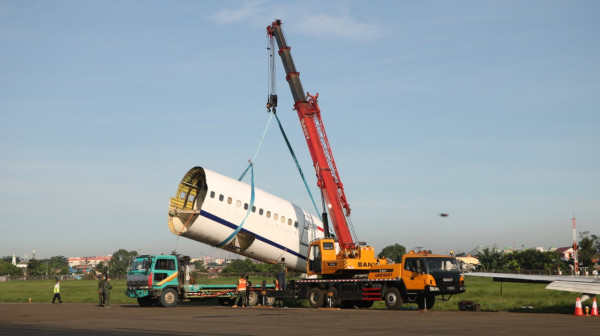 Permudah Evakuasi, Badan Pesawat Trigana Air Dipotong Beberapa Bagian