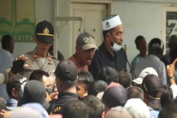 Dagangan Diinjak Petugas, Ratusan Pedagang dan Nelayan Mengamuk di TPI Lampulo Aceh
