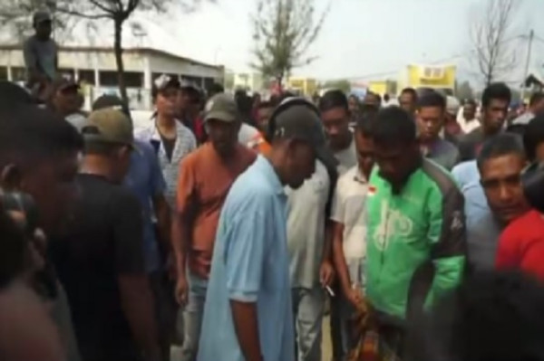 Dagangan Diinjak Petugas, Ratusan Pedagang dan Nelayan Mengamuk di TPI Lampulo Aceh