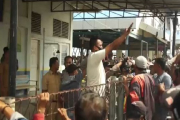 Dagangan Diinjak Petugas, Ratusan Pedagang dan Nelayan Mengamuk di TPI Lampulo Aceh