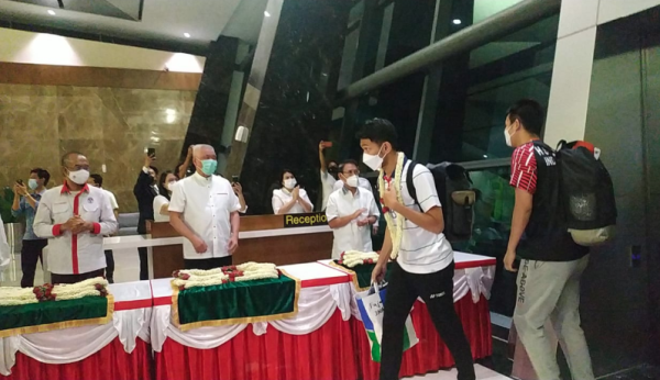 Tiba di Tanah Air, Tim Bulu Tangkis Indonesia Disambut Bak Juara All England