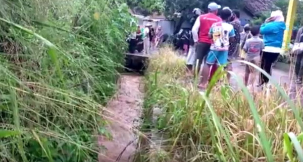 Ibu di Bandar Lampung Hanya Bisa Histeris Lihat Anaknya Terbawa Arus
