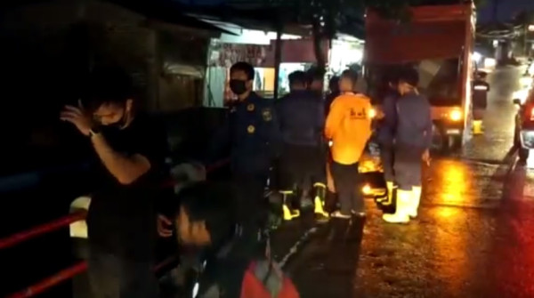 Ibu di Bandar Lampung Hanya Bisa Histeris Lihat Anaknya Terbawa Arus