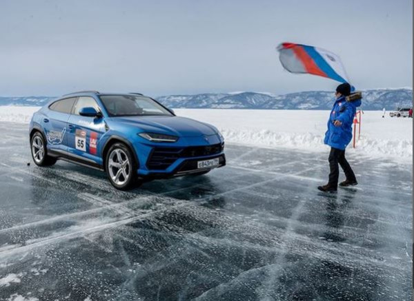 Lamborghini Urus Cetak Rekor Berlari 298 KPJ di Danau Es