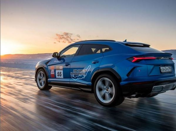 Lamborghini Urus Cetak Rekor Berlari 298 KPJ di Danau Es