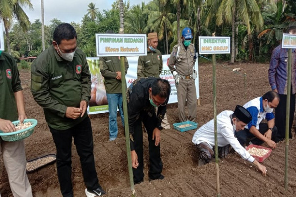 Bupati Gorontalo Lakukan Penanaman Bawang Putih Bersama Direktur Pemberitaan MPI