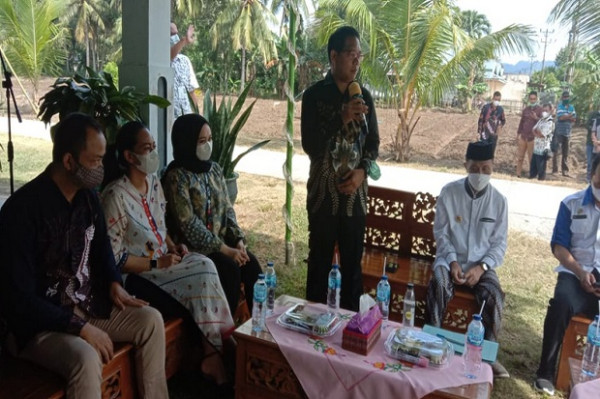Bupati Gorontalo Lakukan Penanaman Bawang Putih Bersama Direktur Pemberitaan MPI