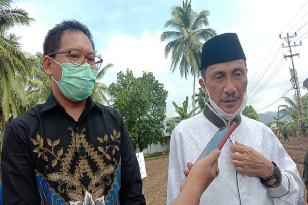 Bupati Gorontalo Lakukan Penanaman Bawang Putih Bersama Direktur Pemberitaan MPI