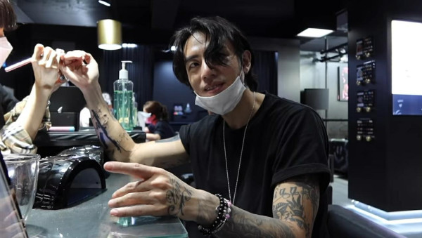 Tren Nail Art di Kalangan Seleb Pria, dari Harry Styles hingga Bobby iKON