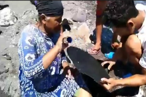 Penampakan Warga Maluku Tengah Beramai-ramai Berburu Emas di Pantai Pohon Batu
