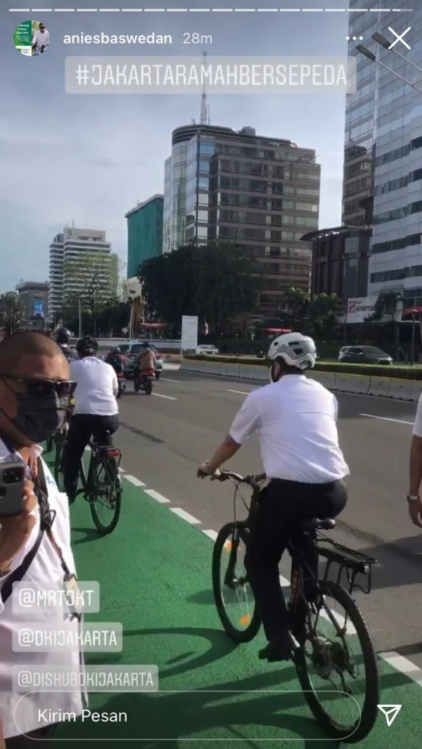 Bersepeda, Anies Ngantor Gunakan MRT dari Lebak Bulus