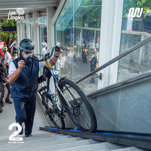 Ini Momen Anies Bawa Sepeda Masuk ke Dalam MRT
