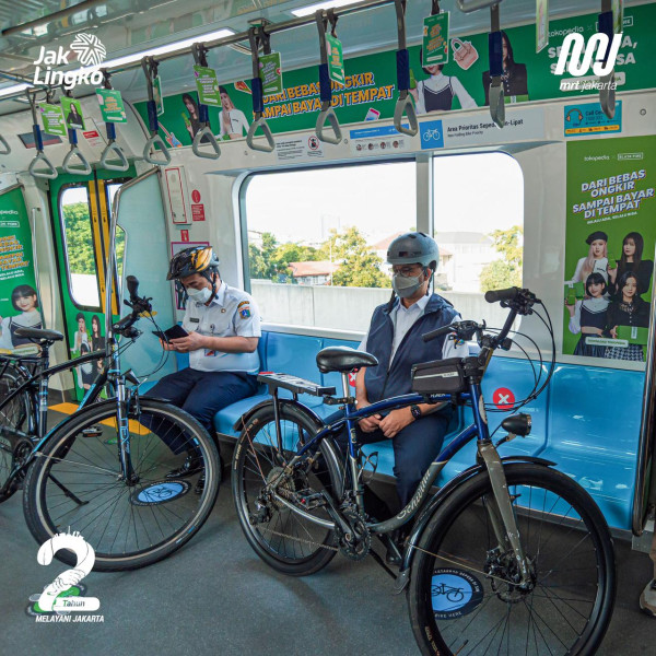 Ini Momen Anies Bawa Sepeda Masuk ke Dalam MRT