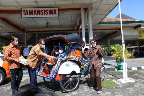 Askrindo Serahkan Bantuan Becak Listrik Perpustakaan ke Pegiat Literasi