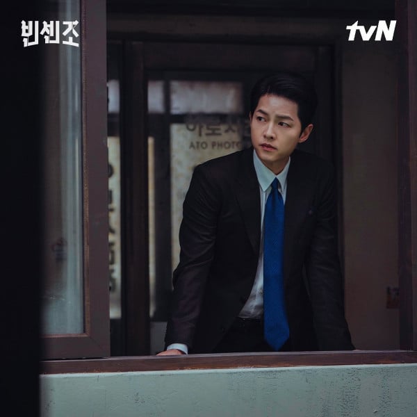 5 Foto dan Cerita Bintang Drama Korea Saat Kuliah, Pesona Song Joong-Ki di Belakang Podium Sulit Ditolak!