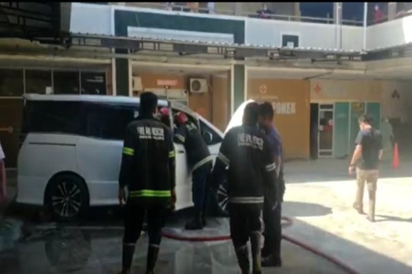 Palopo Gempar! Mobil Adik Direktur Rumah Sakit Meledak dan Terbakar, Pasien Panik Berhamburan ke Luar