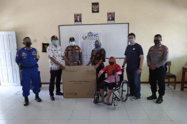 MNC Peduli Beri Alat Bantu Dengar dan Kursi Roda untuk Warga Desa Pantai Bakti