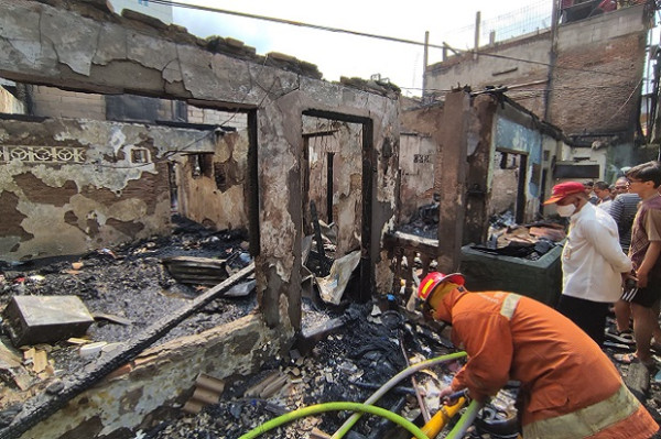 Permukiman Warga di Matraman Kembali Terbakar, 105 Personel Damkar Diterjunkan