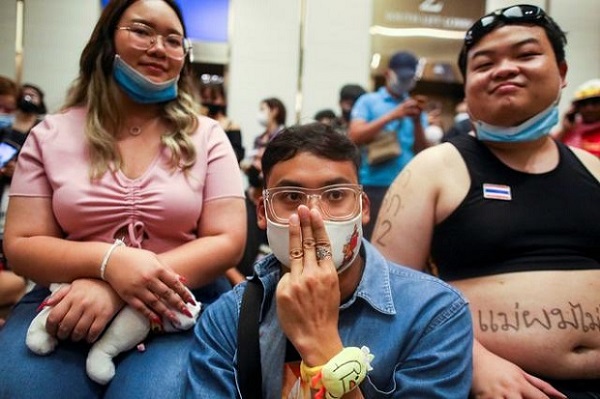 Tiru Masa Lalu Raja Thailand, ABG 16 Tahun Demo Pakai Crop Top