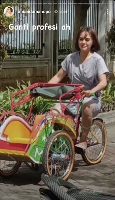 Kocak! Aksi Amanda Manopo Kayuh Becak di Lokasi Syuting Ikatan Cinta
