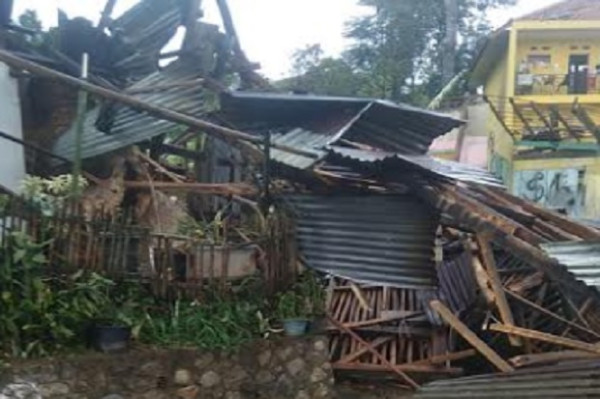 Cimenyan Dihantam Angin Puting Beliung, Rumah Warga Rusak Porak Poranda