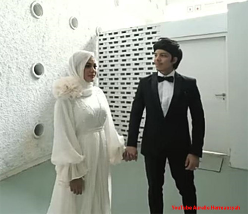 4 Gaun Dramatis Aurel Hermansyah saat Foto Prewedding di GBK, Beratnya hingga 10 Kg