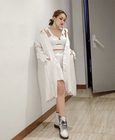 4 Tampilan Keren Ayu Ting Ting, Fresh dengan Rambut Sebahu