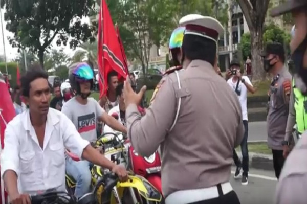 Polisi Hadang Konvoi Warga Bawa Bendera Gerakan Aceh Merdeka di Lhokseumawe Aceh