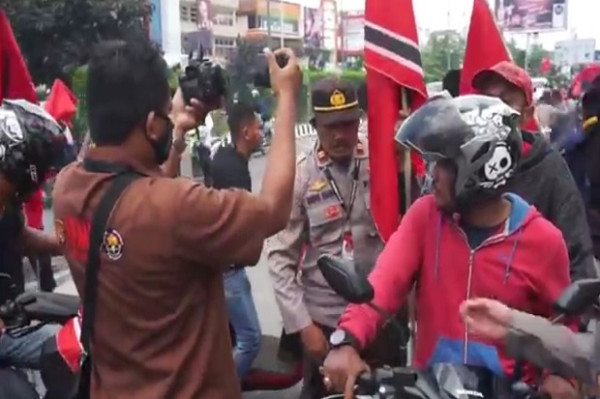 Polisi Hadang Konvoi Warga Bawa Bendera Gerakan Aceh Merdeka di Lhokseumawe Aceh
