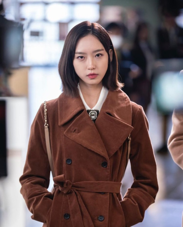 Tampilan Gaya Kece Han Ji-hyun, Pemeran Antagonis 'The Penthouse'