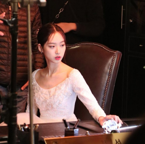 Tampilan Gaya Kece Han Ji-hyun, Pemeran Antagonis 'The Penthouse'