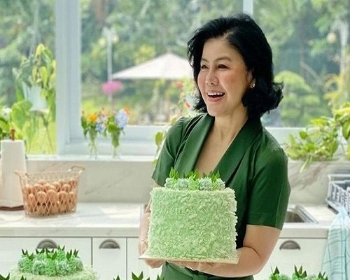 5 Inspirasi Tampil Feminin di Usia 55 Tahun Ala Desiree Tarigan