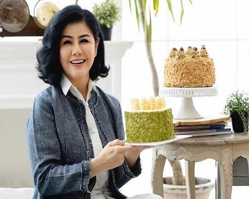 5 Inspirasi Tampil Feminin di Usia 55 Tahun Ala Desiree Tarigan
