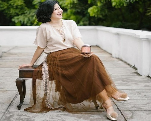 5 Inspirasi Tampil Feminin di Usia 55 Tahun Ala Desiree Tarigan