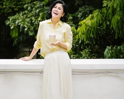 5 Inspirasi Tampil Feminin di Usia 55 Tahun Ala Desiree Tarigan