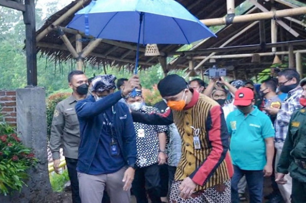 Sandiaga Uno dan Ganjar Pranowo Nongkrong Bareng di Desa Wisata Lerep