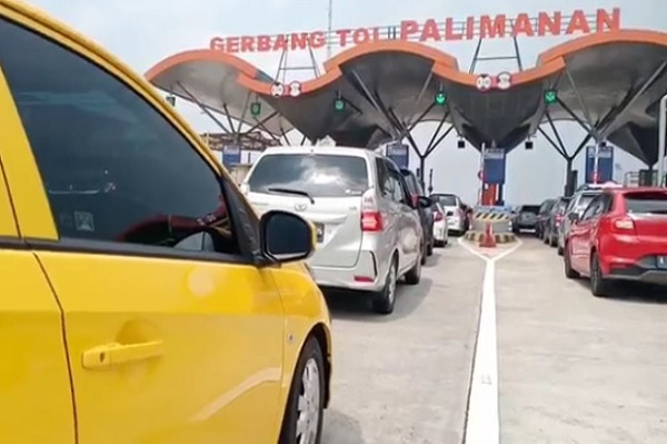 Terjadi Lonjakan, Gerbang Tol Palimanan Kian Padat, Kendaraan Mengular