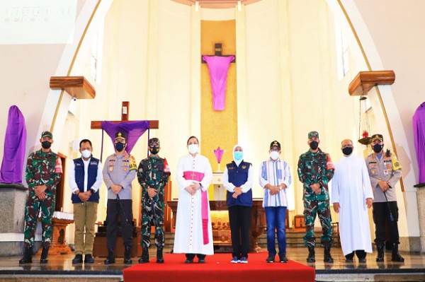 Pastikan Misa Jumat Agung Aman, Khofifah Ajak Kapolda dan Pangdam Kunjungi Katedral