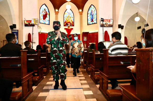 Pastikan Jumat Agung dan Paskah Berjalan Aman, Panglima TNI Tinjau Gereja di Makassar