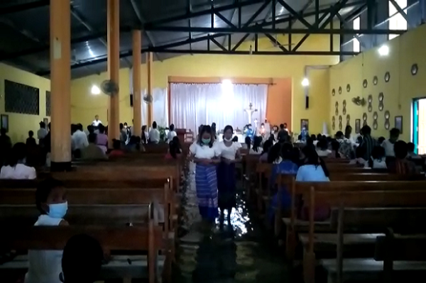 Diterjang Banjir Bandang, Umat Katolik di Malaka Tetap Khusyuk Mengikuti Misa Kamis Putih