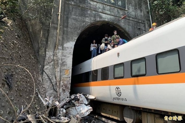 Kereta Api Ini Tabrak Truk lalu Tergelincir di Terowongan, 36 Tewas